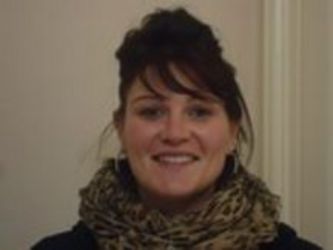 Aurélie CLEMENT, en charge de la garderie, de la cantine, de l'école, et responsable bibliothèque "section jeunesse" et de l'accueil des scolaires.